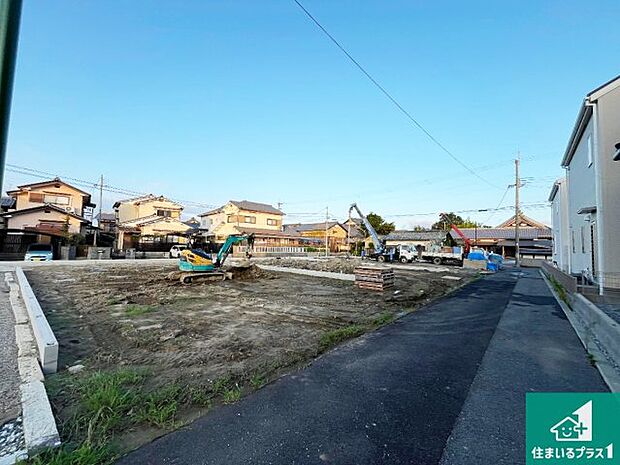 周辺は落ち着いた街並みの住宅地！子育てがしやすい住環境です！まだ未完成ですが、現地でしかわからない事もございます。是非一度ご覧ください。 