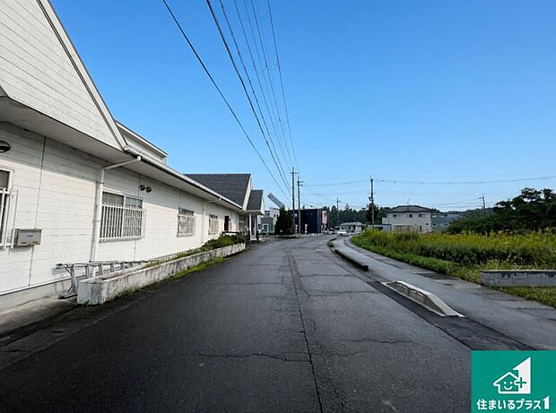 周辺は落ち着いた街並みの住宅地!子育てがしやすい住環境です!まだ未完成ですが、現地でしかわからない事もございます。是非一度ご覧ください。