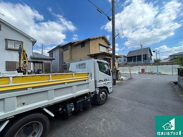周辺は落ち着いた街並みの住宅地！子育てがしやすい住環境です！まだ未完成ですが、現地でしかわからない事もございます。是非一度ご覧ください。