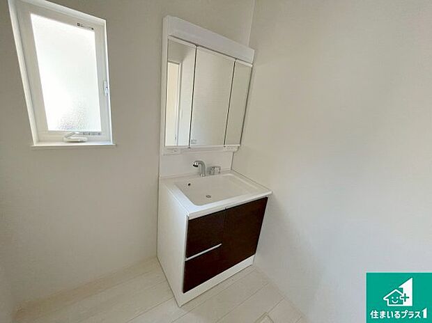 【独立洗面台】清潔感のある洗面台です。フラットな鏡は掃除がしやすく毎日清潔!鏡裏には収納があるのでスッキリとした洗面台が保てます。