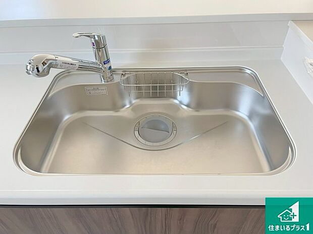 【キッチンシンク】蛇口の先端に浄水器を内蔵しています!原水と浄水、お湯と冷水、シャワーの切替えがワンタッチなので用途によって使い分けられます。