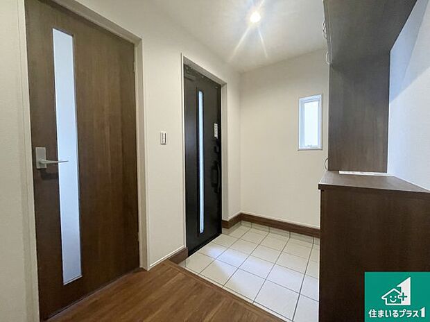 【玄関】シューズボックスにはたくさんの靴が収納できるので玄関周りはいつもスッキリ!ご家族が増えても安心!