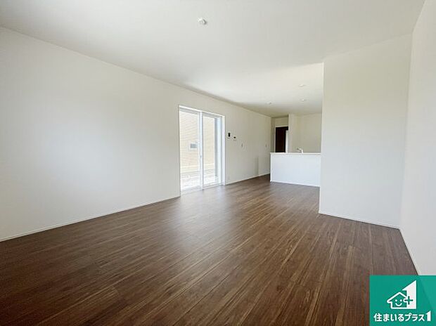 【居間・リビング】日当たり良好の明るいリビングで朝の目覚めもスッキリできそう!対面キッチンでご家族のコミュニケーションも自然と増える設計!小さなお子様が遊ぶスペースを作っても広々とくつろげるLDK!