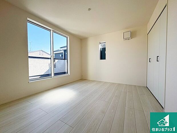 【洋室】シンプルな洋室は、自分好みのインテリアが楽しめます♪ご家族とインテリアや家具を選びに行くのは新築購入時の醍醐味の一つです。ぜひお楽しみください♪