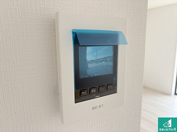 【カラーモニターインターホン】声だけでなく来訪者の姿や顔がモニターで確認できるので、小さなお子様がいらっしゃるご家庭でも安心できます!