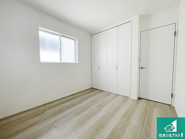 【洋室】収納スペースが充実しているので子供の成長に合わせてたくさん収納ができます!家族構成に合わせた様々な活用ができる収納!