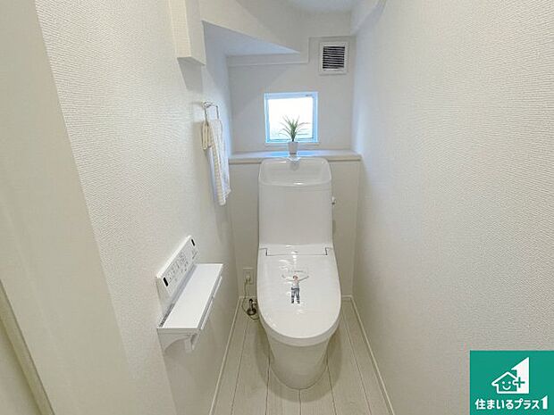 【トイレ】1・2階の2ヶ所にあるので、朝の忙しい時間の順番待ちもなく、深夜の利用にも大変便利です。