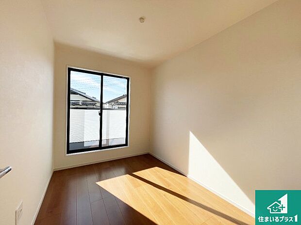 【洋室】シンプルな洋室は、自分好みのインテリアが楽しめます♪ご家族とインテリアや家具を選びに行くのは新築購入時の醍醐味の一つです。ぜひお楽しみください♪