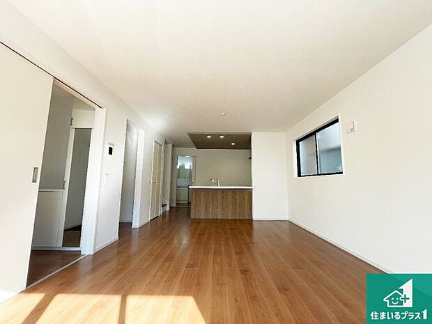 【居間・リビング】日当たり良好の明るいリビングで朝の目覚めもスッキリできそう！対面キッチンでご家族のコミュニケーションも自然と増える設計！小さなお子様が遊ぶスペースを作っても広々とくつろげるLDK！