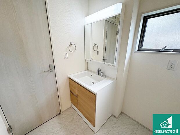 【独立洗面台】清潔感のある洗面台です。フラットな鏡は掃除がしやすく毎日清潔!鏡裏には収納があるのでスッキリとした洗面台が保てます。