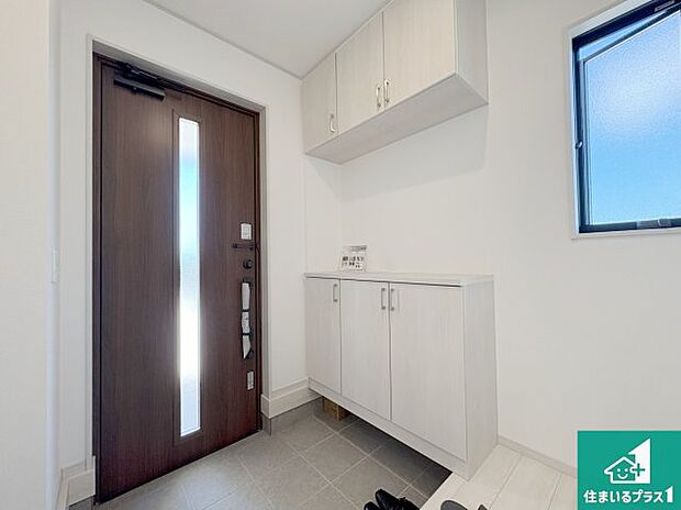 【玄関】シューズボックスにはたくさんの靴が収納できるので玄関周りはいつもスッキリ!ご家族が増えても安心!