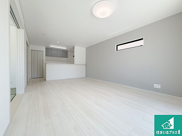 【居間・リビング】シンプルなリビングは、観葉植物等のインテリアを楽しめますね!パパ好みにも、ママ好みにも家具次第で雰囲気を変えることができます!