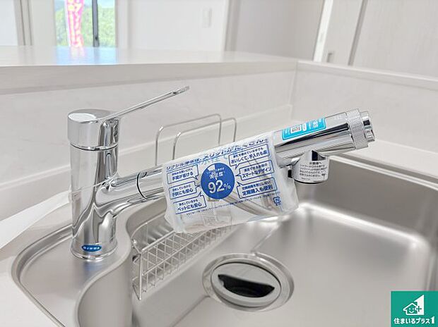 【浄水機付き水栓】蛇口の先端に浄水器を内蔵しています!原水と浄水、お湯と冷水、シャワーの切替えがワンタッチなので用途によって使い分けられます。