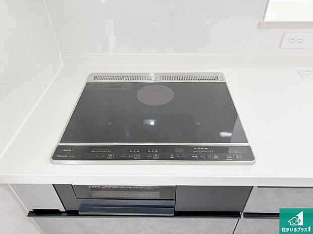 【コンロ】火を使わないので、安心なIHコンロ!でこぼこが無い構造なので、掃除もしやすく清潔に保てます!