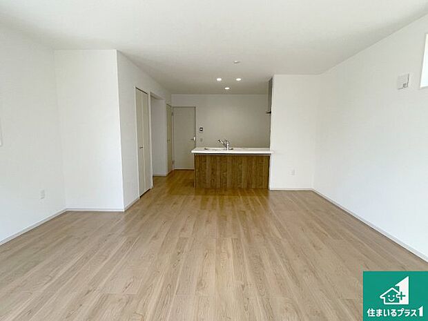 【居間・リビング】日当たり良好の明るいリビングで朝の目覚めもスッキリできそう！対面キッチンでご家族のコミュニケーションも自然と増える設計！小さなお子様が遊ぶスペースを作っても広々とくつろげるLDK！