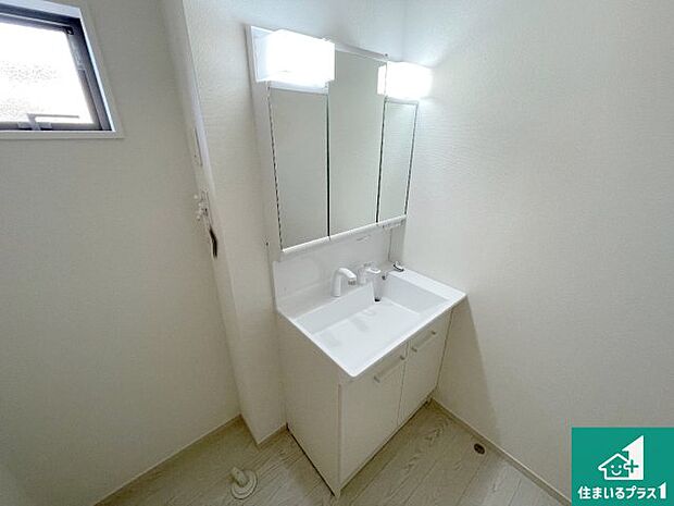 【独立洗面台】清潔感のある洗面台です。フラットな鏡は掃除がしやすく毎日清潔！鏡裏には収納があるのでスッキリとした洗面台が保てます。