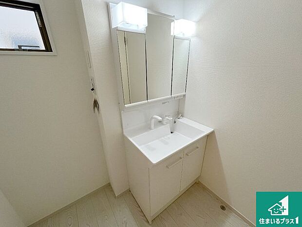 【独立洗面台】清潔感のある洗面台です。フラットな鏡は掃除がしやすく毎日清潔!鏡裏には収納があるのでスッキリとした洗面台が保てます。