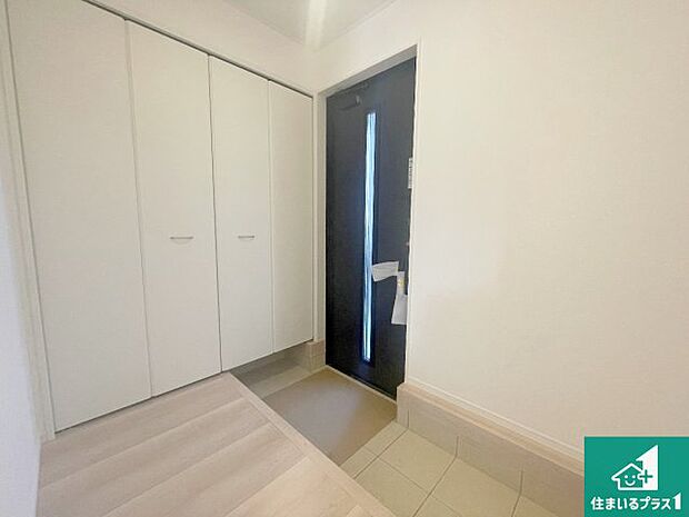 【玄関】シューズボックスにはたくさんの靴が収納できるので玄関周りはいつもスッキリ!ご家族が増えても安心!