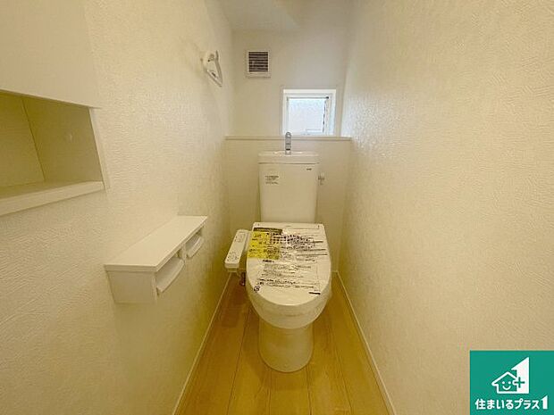 【トイレ】1・2階の2ヶ所にあるので、朝の忙しい時間の順番待ちもなく、深夜の利用にも大変便利です。