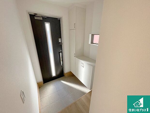 【玄関】シューズボックスにはたくさんの靴が収納できるので玄関周りはいつもスッキリ！ご家族が増えても安心！