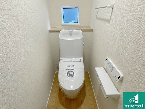 【トイレ】1・2階の2ヶ所にあるので、朝の忙しい時間の順番待ちもなく、深夜の利用にも大変便利です。