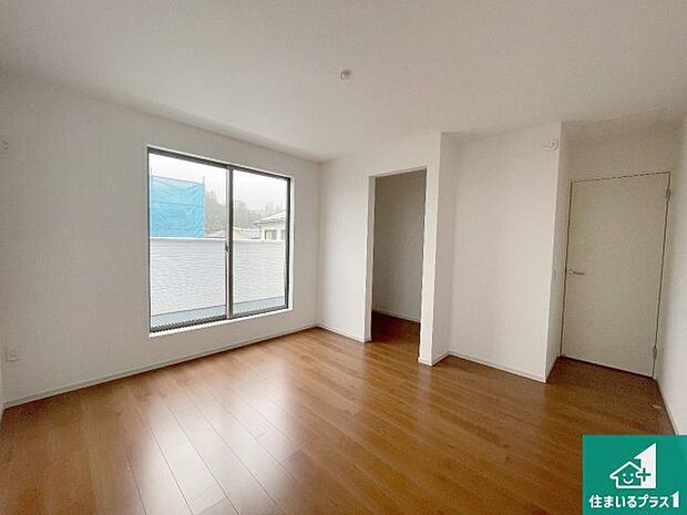 【洋室】シンプルな洋室は、自分好みのインテリアが楽しめます♪ご家族とインテリアや家具を選びに行くのは新築購入時の醍醐味の一つです。ぜひお楽しみください♪