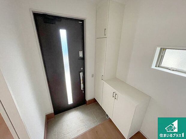 【玄関】シューズボックスにはたくさんの靴が収納できるので玄関周りはいつもスッキリ！ご家族が増えても安心！