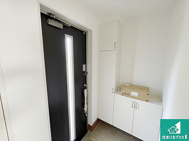 【玄関】シューズボックスにはたくさんの靴が収納できるので玄関周りはいつもスッキリ!ご家族が増えても安心!