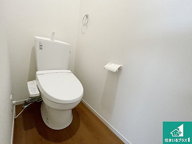 【トイレ】1・2階の2ヶ所にあるので、朝の忙しい時間の順番待ちもなく、深夜の利用にも大変便利です。