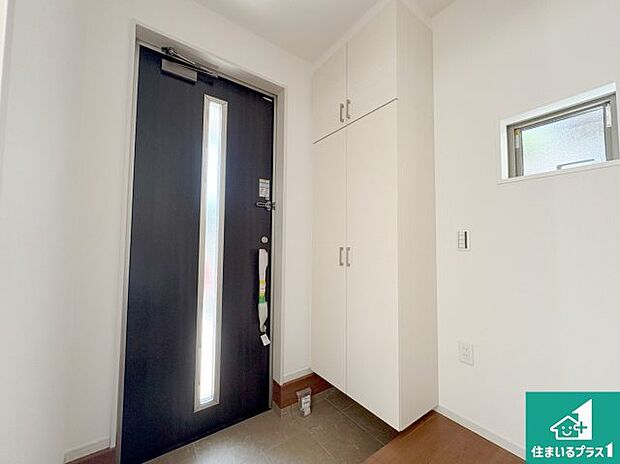 【玄関】シューズボックスにはたくさんの靴が収納できるので玄関周りはいつもスッキリ!ご家族が増えても安心!