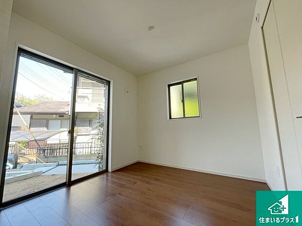 【洋室】シンプルな洋室は、自分好みのインテリアが楽しめます♪ご家族とインテリアや家具を選びに行くのは新築購入時の醍醐味の一つです。ぜひお楽しみください♪