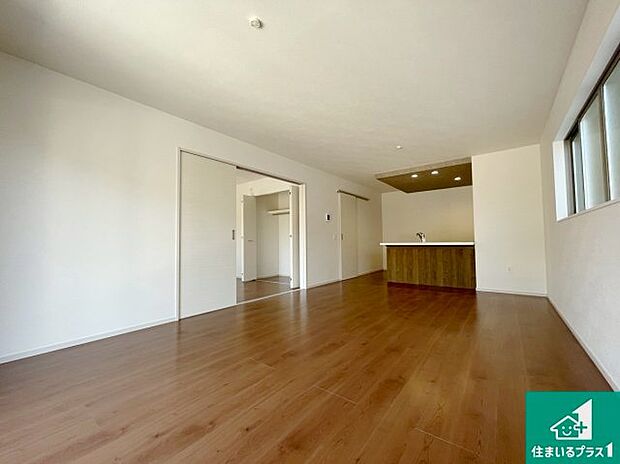 【居間・リビング】日当たり良好の明るいリビングで朝の目覚めもスッキリできそう!対面キッチンでご家族のコミュニケーションも自然と増える設計!小さなお子様が遊ぶスペースを作っても広々とくつろげるLDK!