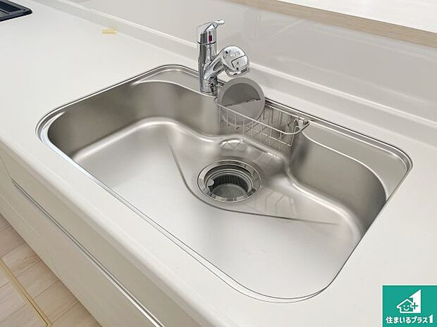 【シンク】蛇口の先端に浄水器を内蔵しています!原水と浄水、お湯と冷水、シャワーの切替えがワンタッチなので用途によって使い分けられます。