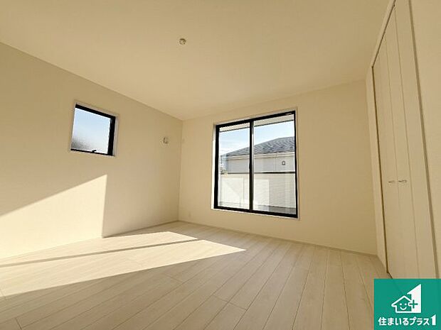 【洋室】シンプルな洋室は、自分好みのインテリアが楽しめます♪ご家族とインテリアや家具を選びに行くのは新築購入時の醍醐味の一つです。ぜひお楽しみください♪