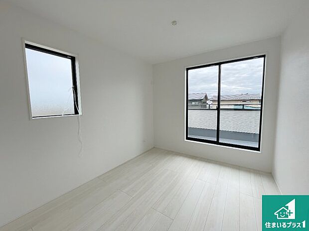 【洋室】シンプルな洋室は、自分好みのインテリアが楽しめます♪ご家族とインテリアや家具を選びに行くのは新築購入時の醍醐味の一つです。ぜひお楽しみください♪