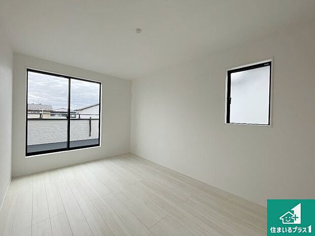 【洋室】シンプルな洋室は、自分好みのインテリアが楽しめます♪ご家族とインテリアや家具を選びに行くのは新築購入時の醍醐味の一つです。ぜひお楽しみください♪