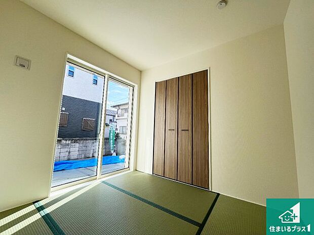 【和室】一室あると便利な和室は客間としてだけでなく、小さなお子様のプレイルームや食後のくつろぎスペースとしてもご利用いただけます。収納もついていますので大活躍間違いなし！