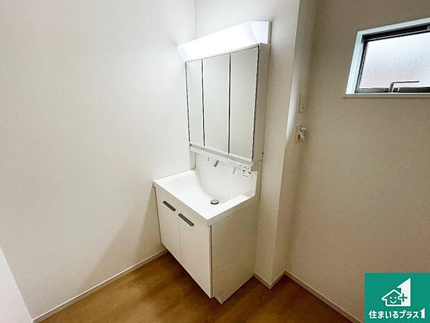 【独立洗面台】清潔感のある洗面台です。フラットな鏡は掃除がしやすく毎日清潔!鏡裏には収納があるのでスッキリとした洗面台が保てます。