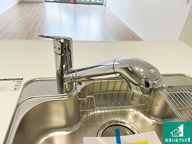 【キッチン水栓】浄水器を内蔵!炊飯時、お茶を作る時に安心してお水を使えます!お湯と冷水、浄水と原水、シャワーの切替えもワンタッチです!