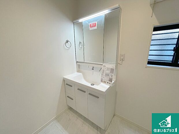 【独立洗面台】清潔感のある洗面台です。フラットな鏡は掃除がしやすく毎日清潔!鏡裏には収納があるのでスッキリとした洗面台が保てます。