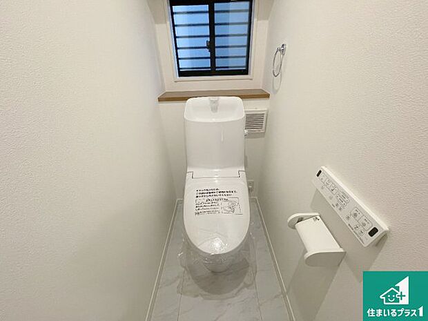 【トイレ】1・2階の2ヶ所にあるので、朝の忙しい時間の順番待ちもなく、深夜の利用にも大変便利です。