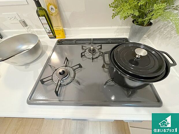 【コンロ】ダブル高火力Siセンサー付きコンロ!3口あるので、まとめて料理をする時も大活躍!