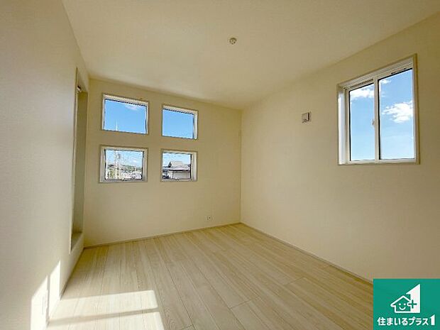 【居間・リビング】シンプルなリビングは、観葉植物等のインテリアを楽しめますね!パパ好みにも、ママ好みにも家具次第で雰囲気を変えることができます!