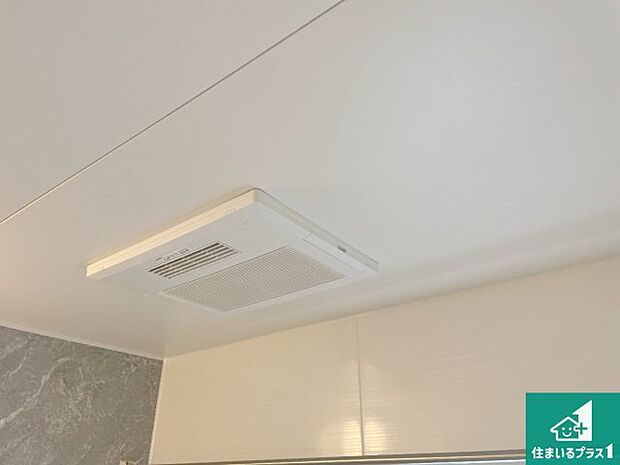 【浴室暖房乾燥機】四季を通して快適なバスライフをお手伝いする浴室暖房乾燥機!浴室の乾燥・暖房・涼風・換気はもちろん、24時間換気にも対応!