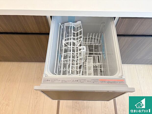 【食器洗い乾燥機】食事後の一仕事、食器洗いをボタン一つでお任せできちゃいます!場所を取らないビルトイン式なので、お料理スペースもしっかり確保!