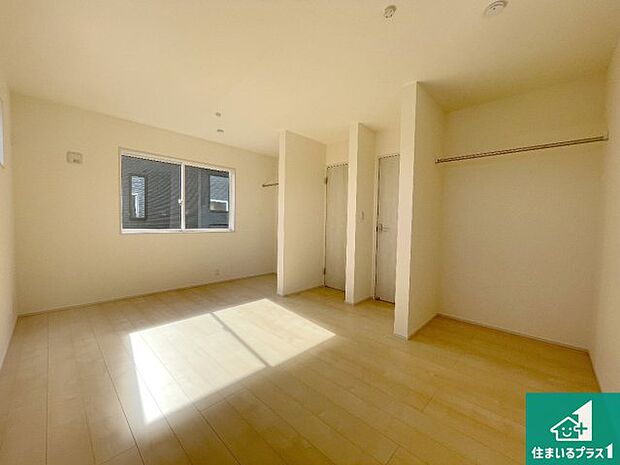 【洋室】収納スペースが充実しているので子供の成長に合わせてたくさん収納ができます!家族構成に合わせた様々な活用ができる収納!