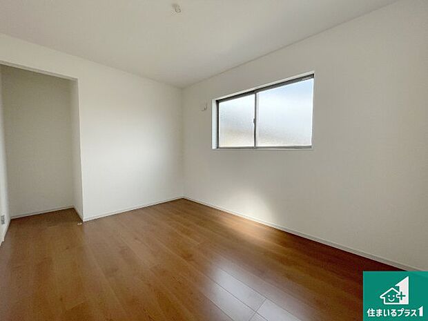 【洋室】シンプルな洋室は、自分好みのインテリアが楽しめます♪ご家族とインテリアや家具を選びに行くのは新築購入時の醍醐味の一つです。ぜひお楽しみください♪