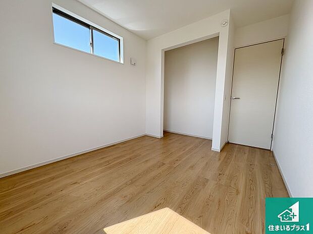 【洋室】シンプルな洋室は、自分好みのインテリアが楽しめます♪ご家族とインテリアや家具を選びに行くのは新築購入時の醍醐味の一つです。ぜひお楽しみください♪