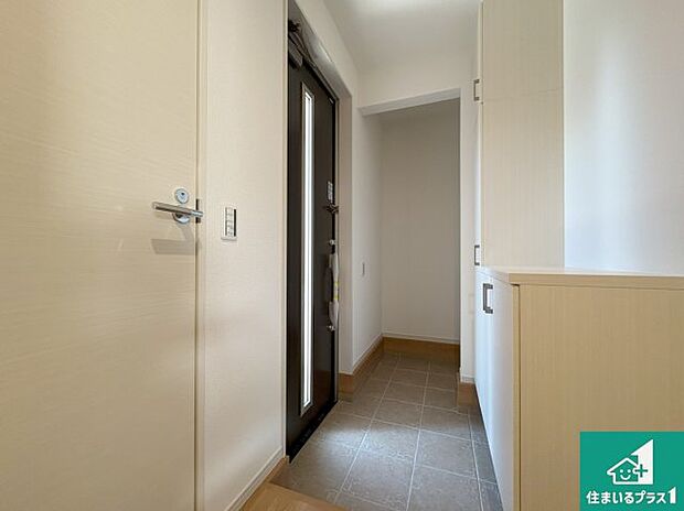 【玄関】ご家族皆様の靴もたっぷり収まる大容量の玄関収納を設けました。見た目もスッキリ綺麗な玄関に!