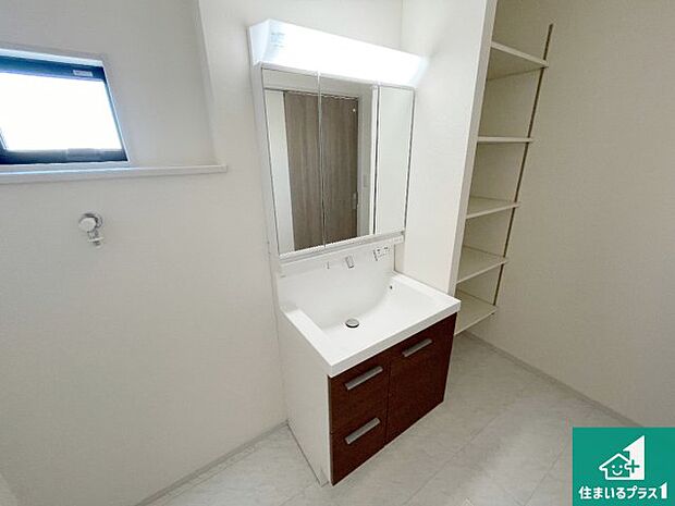 【独立洗面台】清潔感のある洗面台です。フラットな鏡は掃除がしやすく毎日清潔!鏡裏には収納があるのでスッキリとした洗面台が保てます。